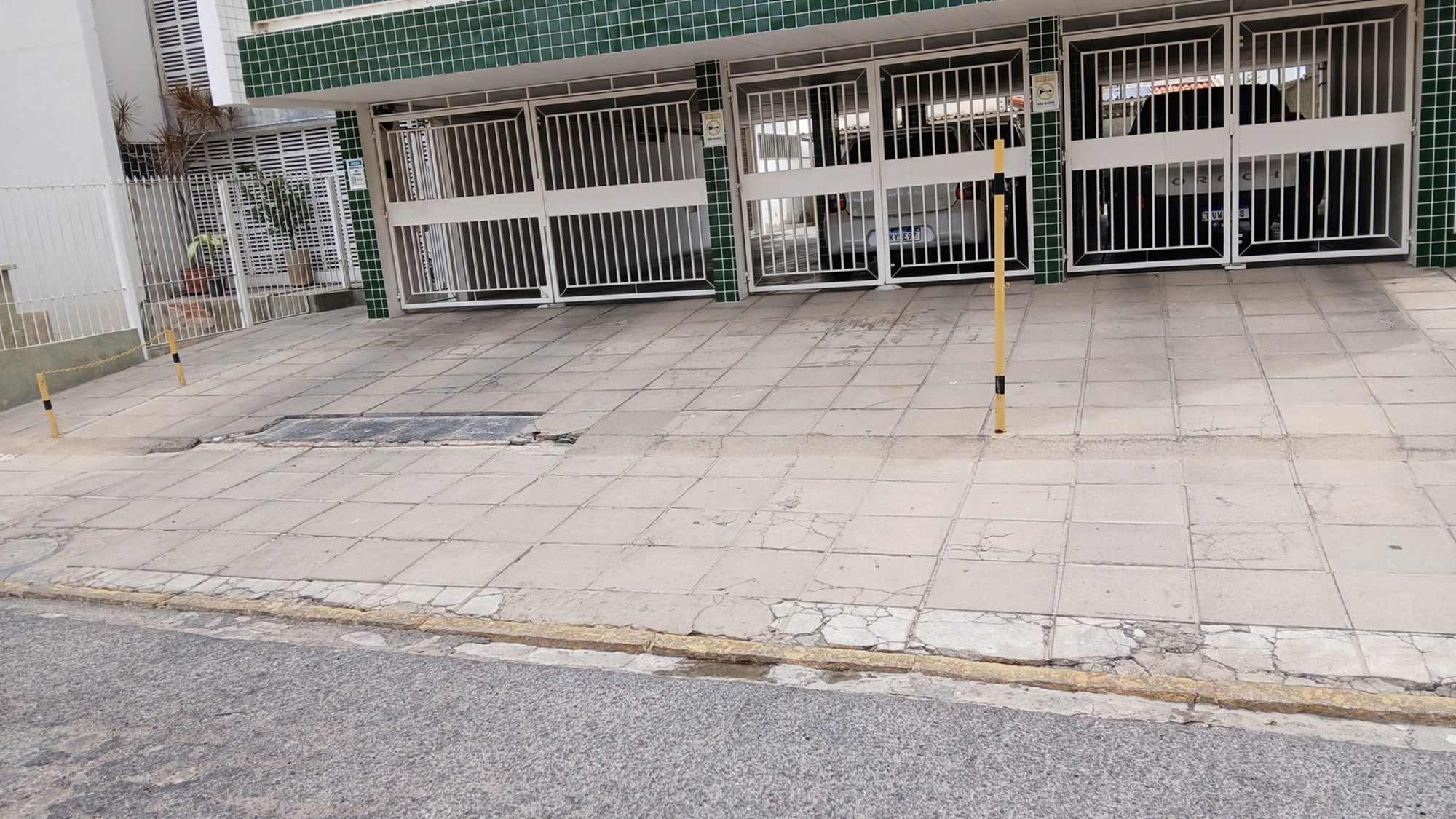 Frente do imóvel vizinho com o piso da calçada registrado.