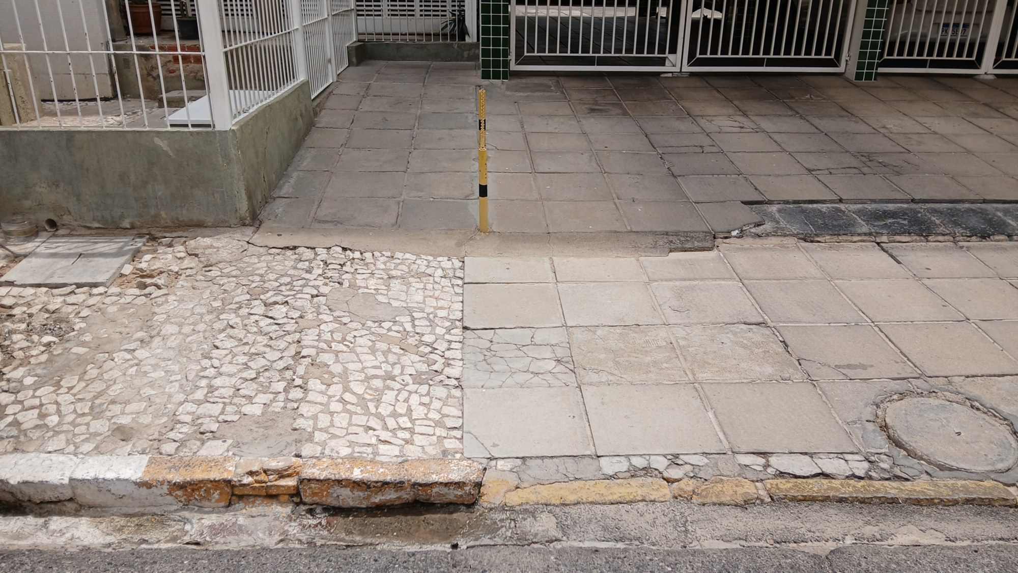 Meio-fio e piso da calçada com trincas registradas antes do início da obra.
