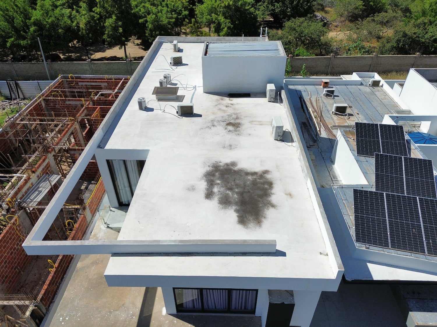 Foto de drone de laje de cobertura residencial com uma grande mancha escura.